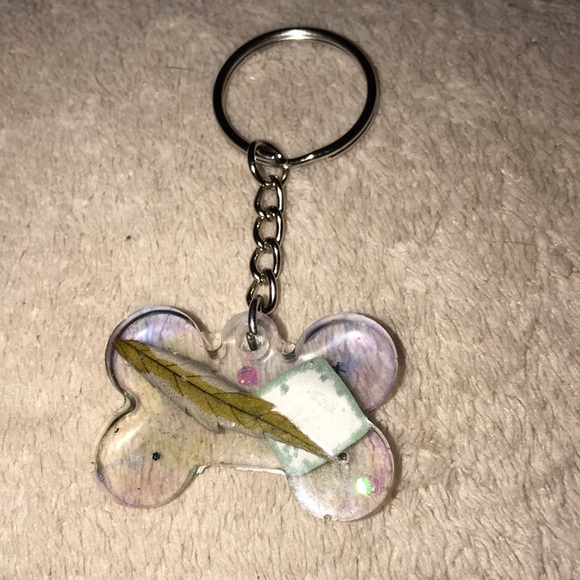 Custom epoxy Scooby-Doo keychain with my favorite leaf bone 🦴 shaped - Picture 2 of 2